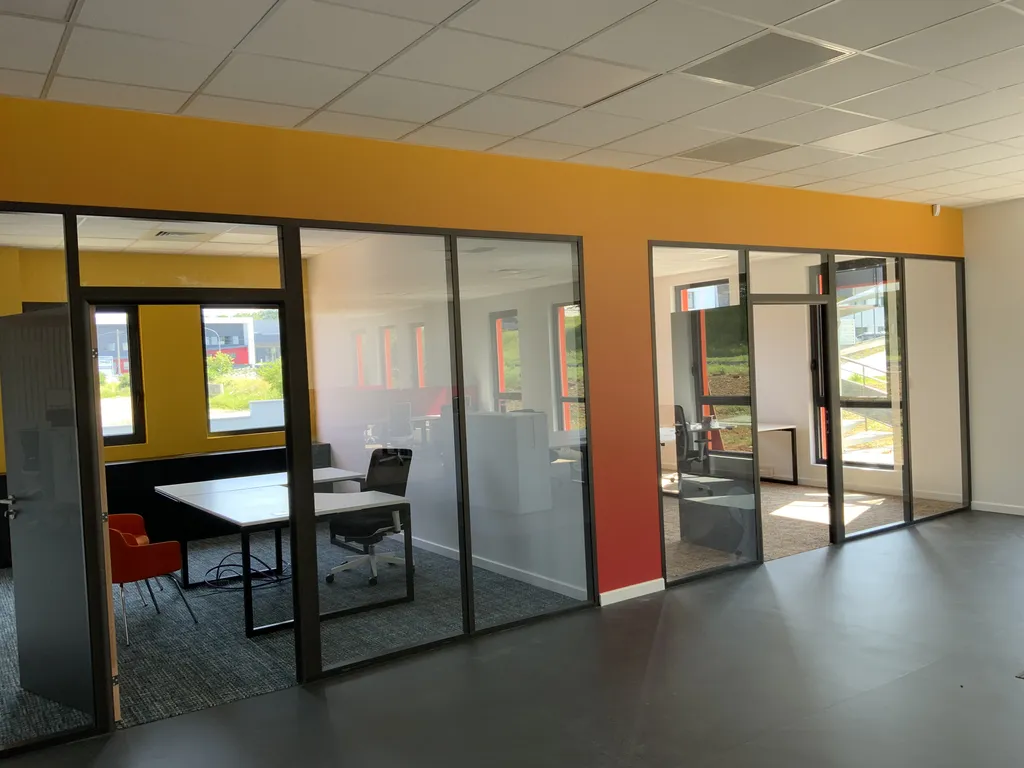 Réhabilitation de bureaux et agencement professionnel sur mesure pour espaces tertiaires à Besançon avec finitions complètes de qualité