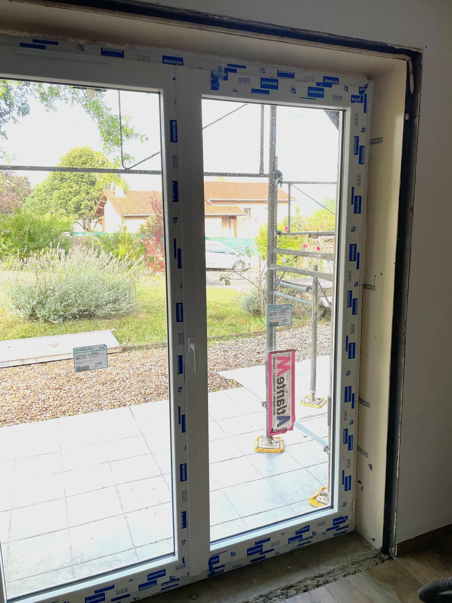 Pose d’une porte-fenêtre en PVC en dépose totale pour supprimer les ponts thermiques et améliorer l’étanchéité à l’air