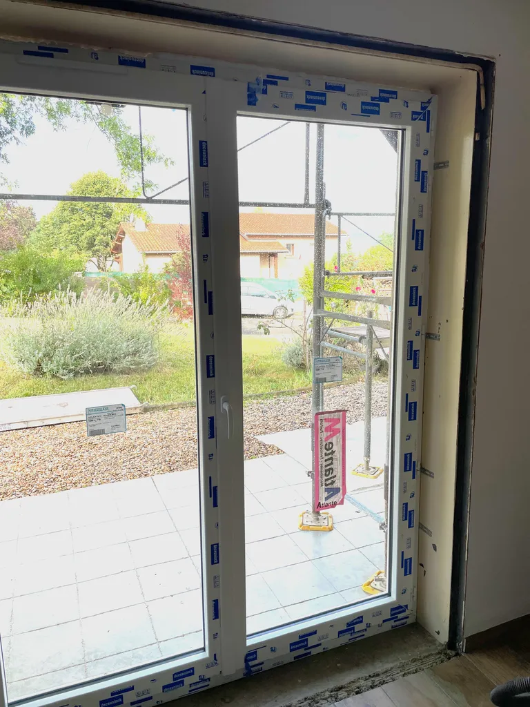 Pose d’une porte-fenêtre en PVC en dépose totale pour supprimer les ponts thermiques et améliorer l’étanchéité à l’air