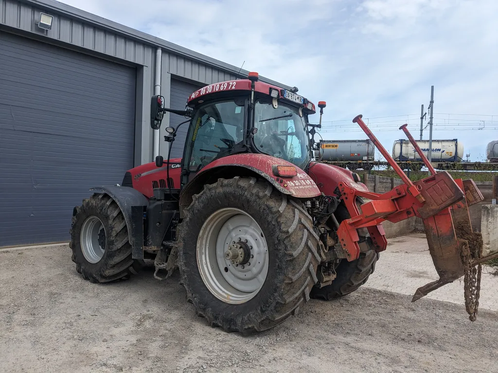 Location avec chauffeur d'un tracteur arracheur de vignes pour les domaines vinicoles à Villefranche-sur-Saône et sa région