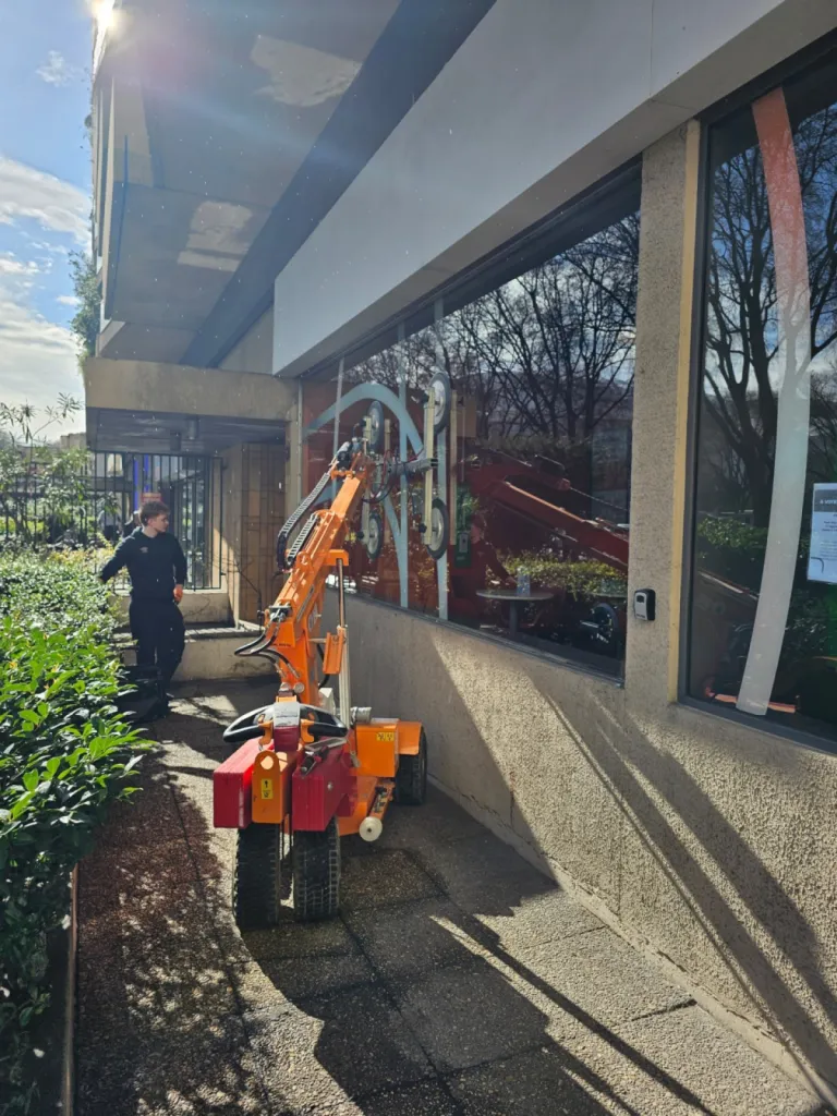 Création de vitrine de magasin à Avignon pour le magasin Cache Cache