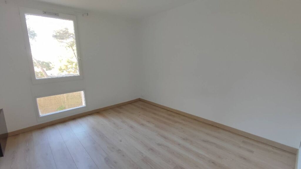 A vendre appartement T4 Cassis  en rez-de-chaussée avec véranda dans copropriété sécurisée