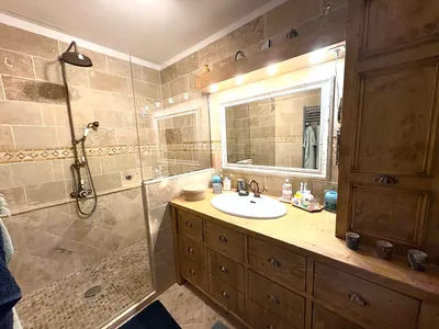 Panorama d'Exception à Bormes-les-Mimosas   T3 de Standing – 75 m² – Vue Port & Aperçu Mer Laissez-vous séduire par cet appartement