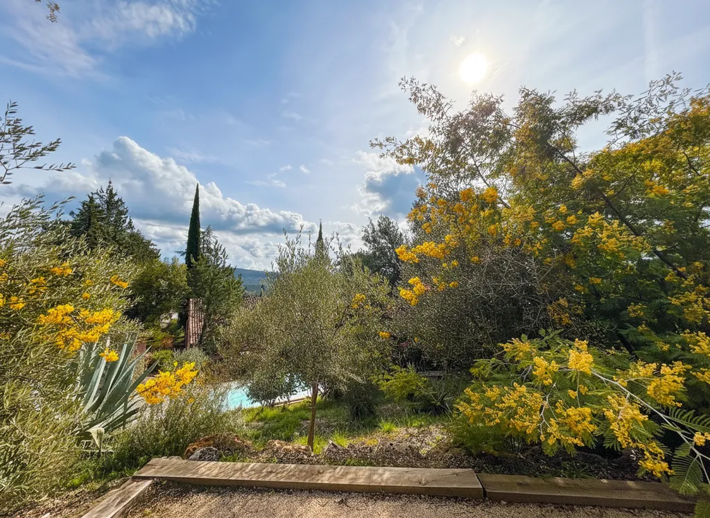 Splendide propriété d'exception nichée sur les hauteurs de Villecroze avec vue panoramique imprenable, villa rénovée, studio indépendant et piscine de standing au cœur du Var.