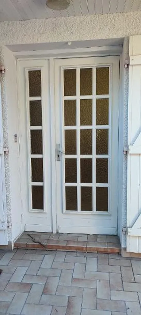 Pose d'une porte d’entrée monobloc en aluminium vitrée haute sécurité avec fixe latéral à Corcelles-lès-Monts en Côte-d’Or