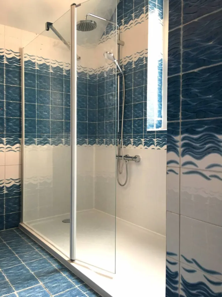 Remplacement baignoire par douche sécurisée sénior 
