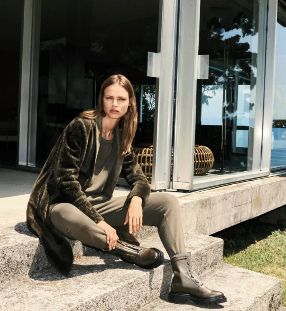 La Maison Fabiana Filippi crée des vêtements pour les femmes classiques, élégantes et raffinées.