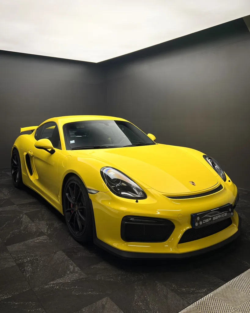 Entretien intérieur d’une Porsche Cayman GT4 par DSP Service à Le Mans