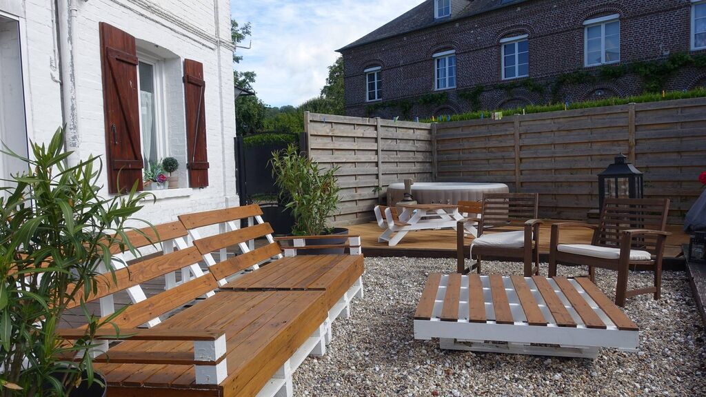 Terres et Demeures de Normandie, votre agence située à Dieppe 76200 en Seine-maritime, vous invite à découvrir ce petit coin de paradis, dans un environnement calme et paisible, à 10 minutes de la plage de Dieppe 76200 et à 2 heures de Paris par l'A1