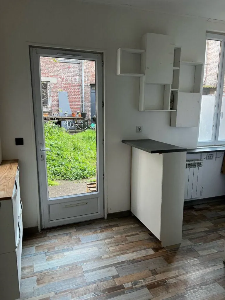 Comprenant une place de parking et une terrasse