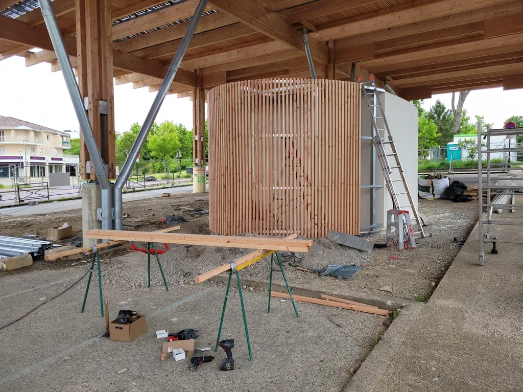 Installation d'une structure technique bardée de bois à Bordeaux