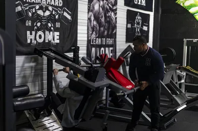 Coaching sportif personnalisé et programmes sur mesure avec suivi régulier en salle privée à Signes 83870