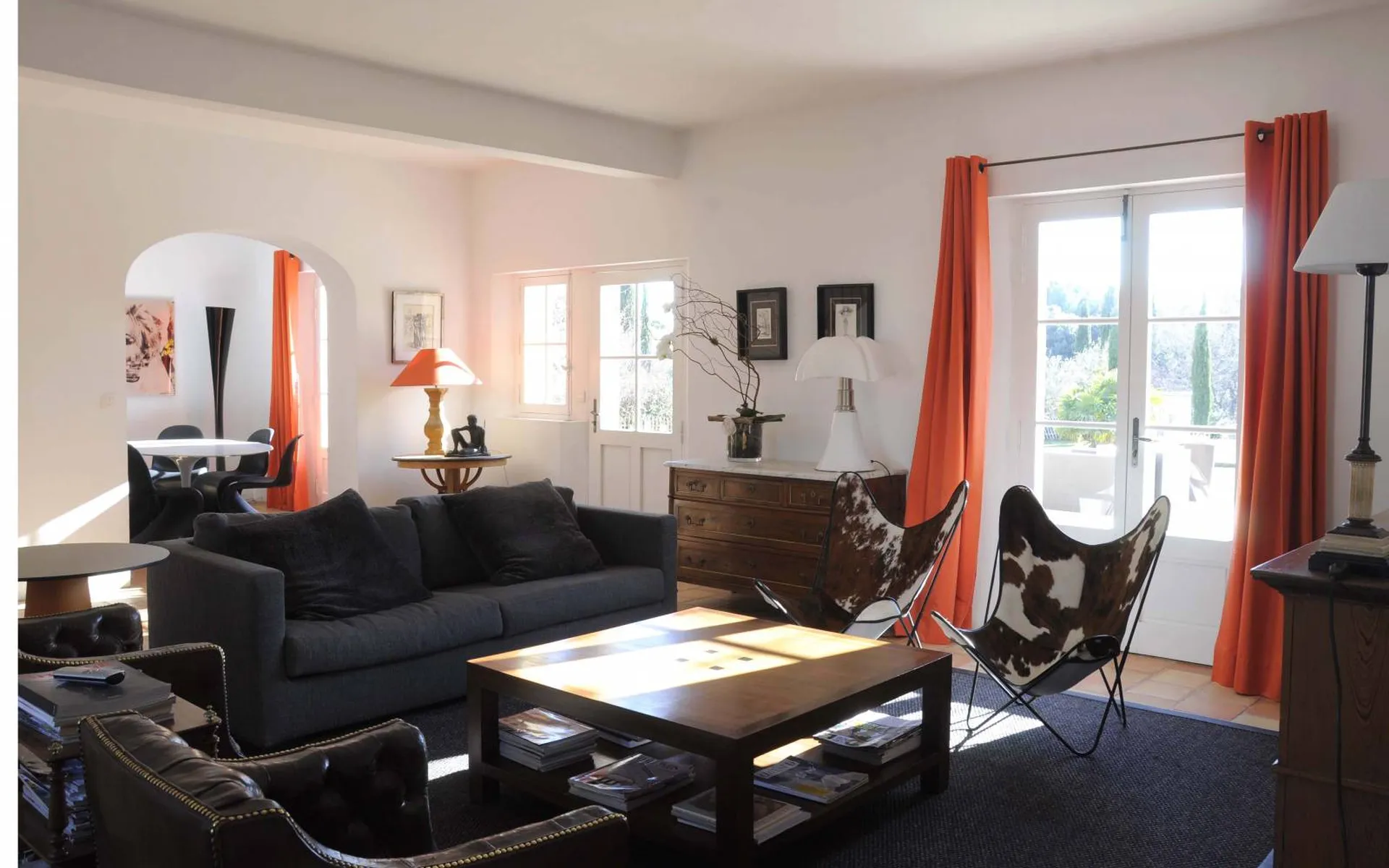 Intérieur d'une maison individuelle sur mesure de style mas Provençal