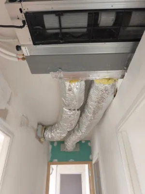 installation d'un système de climatisation réversible type gainable marque Daikin 