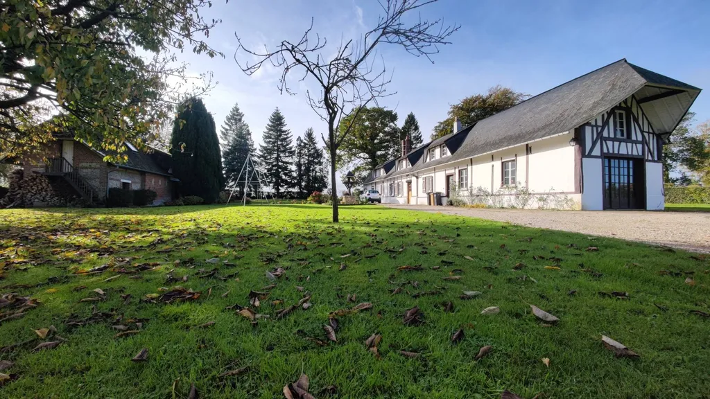 Longère de 153 m² avec dépendance sur 3300 m² de terrain, dans un village calme située à 20 mn de la Mer et de Dieppe, en Normandie, proche d'un bourg tous commerces.