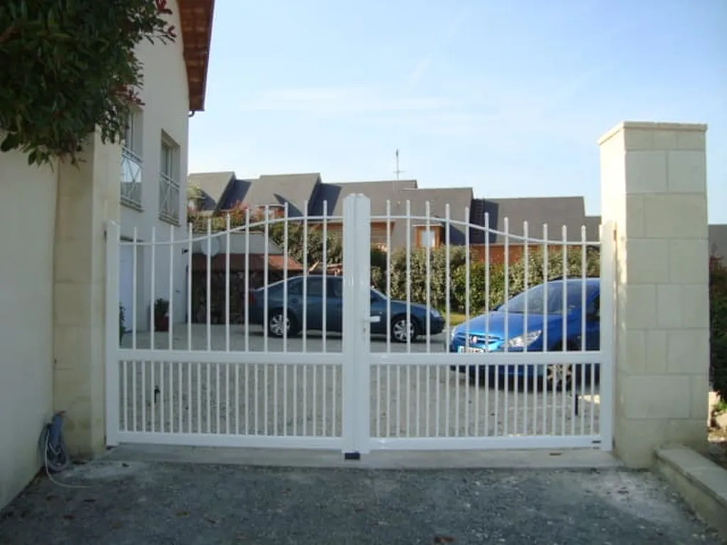 Pose de Portail Battant Rétro Sur-Mesure, Portail Motorisé en Acier et Aluminium au Havre en Seine-Maritime 76