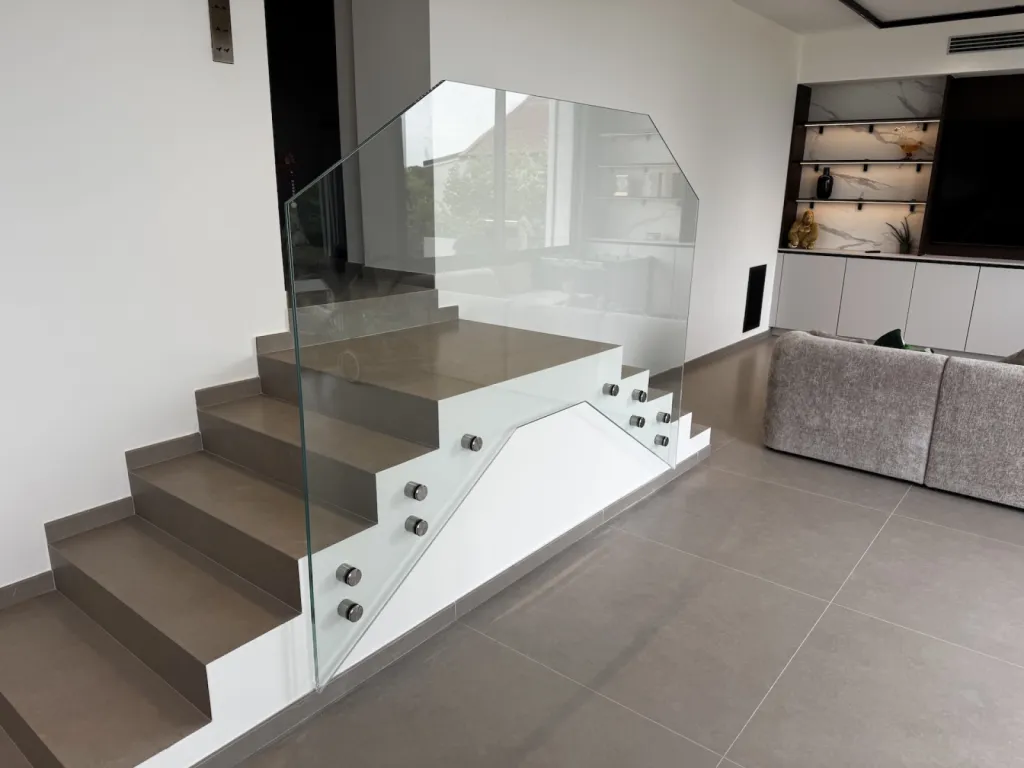 Fabrication et pose de garde-corps en verre feuilleté trempé à Villette-d’Anthon près de Meyzieu