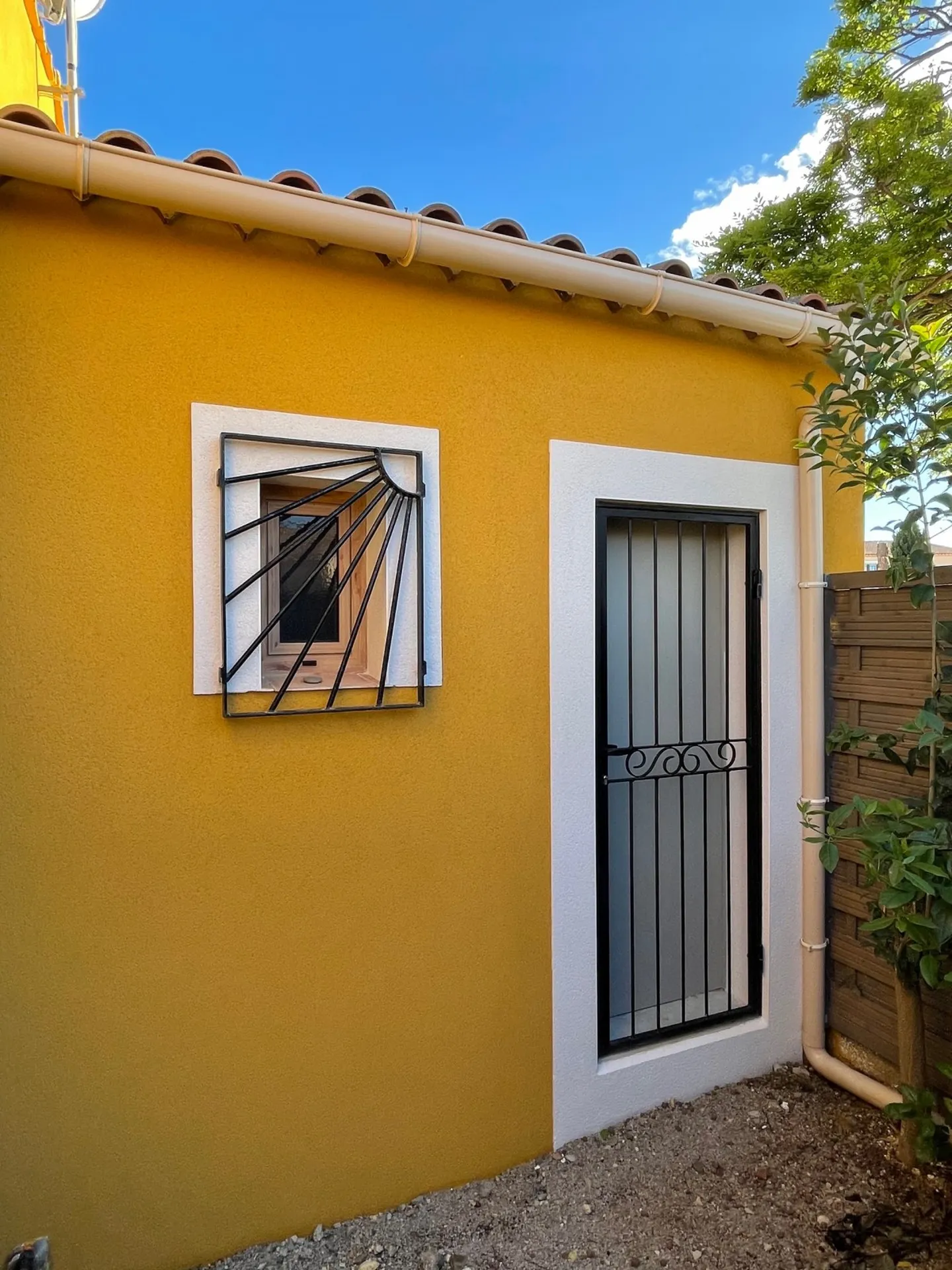 Façade gratté fin à Frontignan proche de Sète