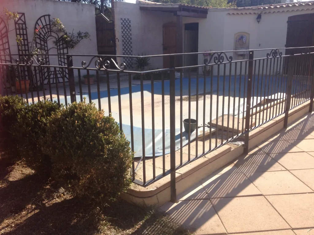 FABRICATION DE BARRIERE DE SECURITE POUR PISCINE SUR MESURE AVEC PORTILLON PISCINE A MARSEILLE BDR