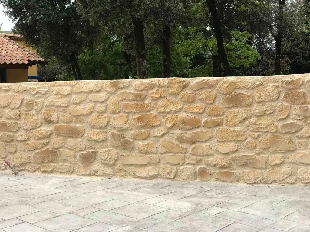 création d’une finition pierres et torchis sur murs de clôtures d’une maison à lamalou les bains proche de bedarieux.