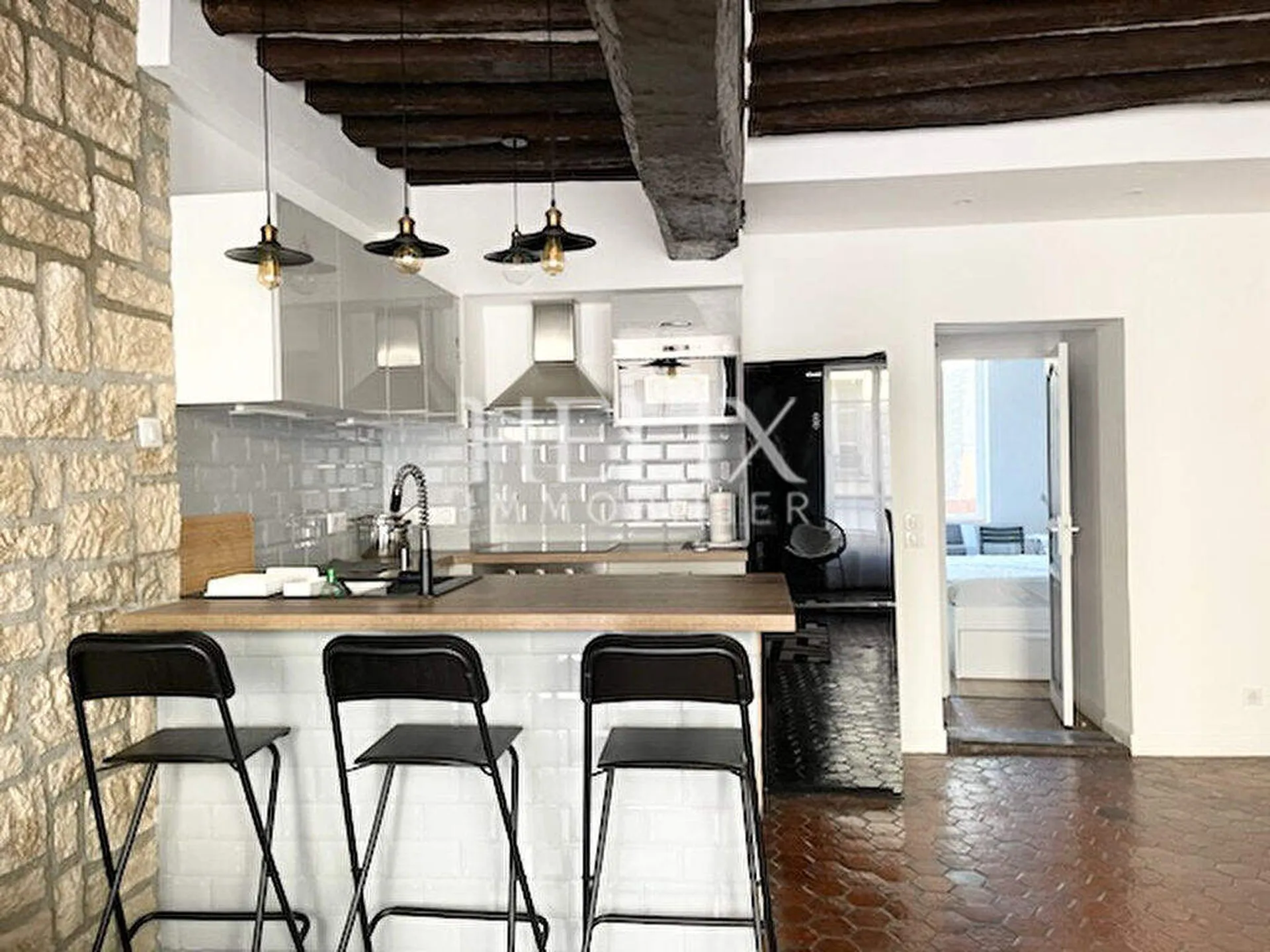 Terrasse en plein coeur de Saint Germain en Laye, un appartement de 49 M² situé au 1er étage d'un immeuble ancien bien entretenu.