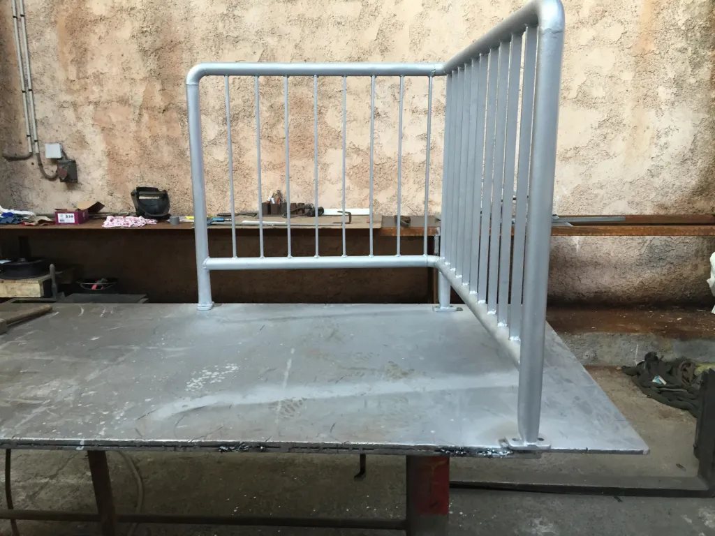 FABRICATION ET POSE BARRIERE DE SECURITE METALLIQUE POUR ANGLE A CHATEAUNEUF LES MARTIGUES