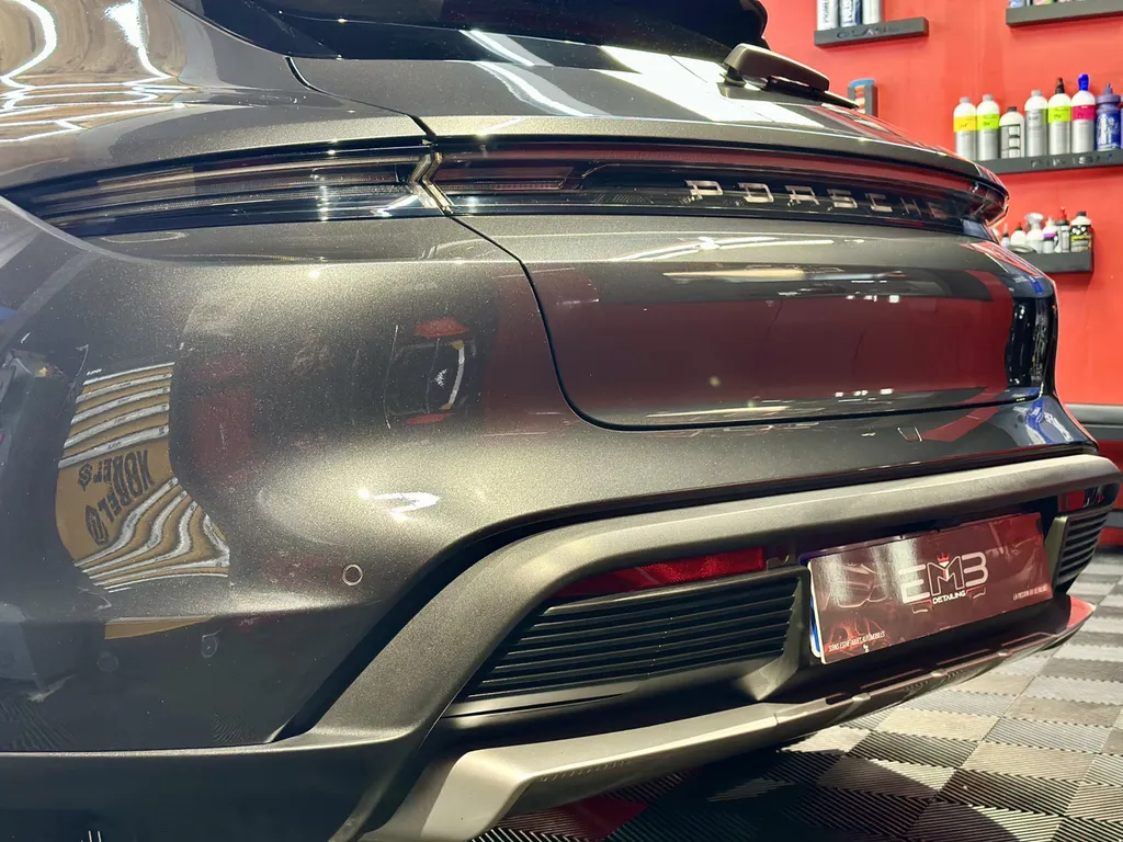 Spécialiste rénovation carrosserie Porsche lyon traitement céramique et film de protection PPF Porsche Taycan