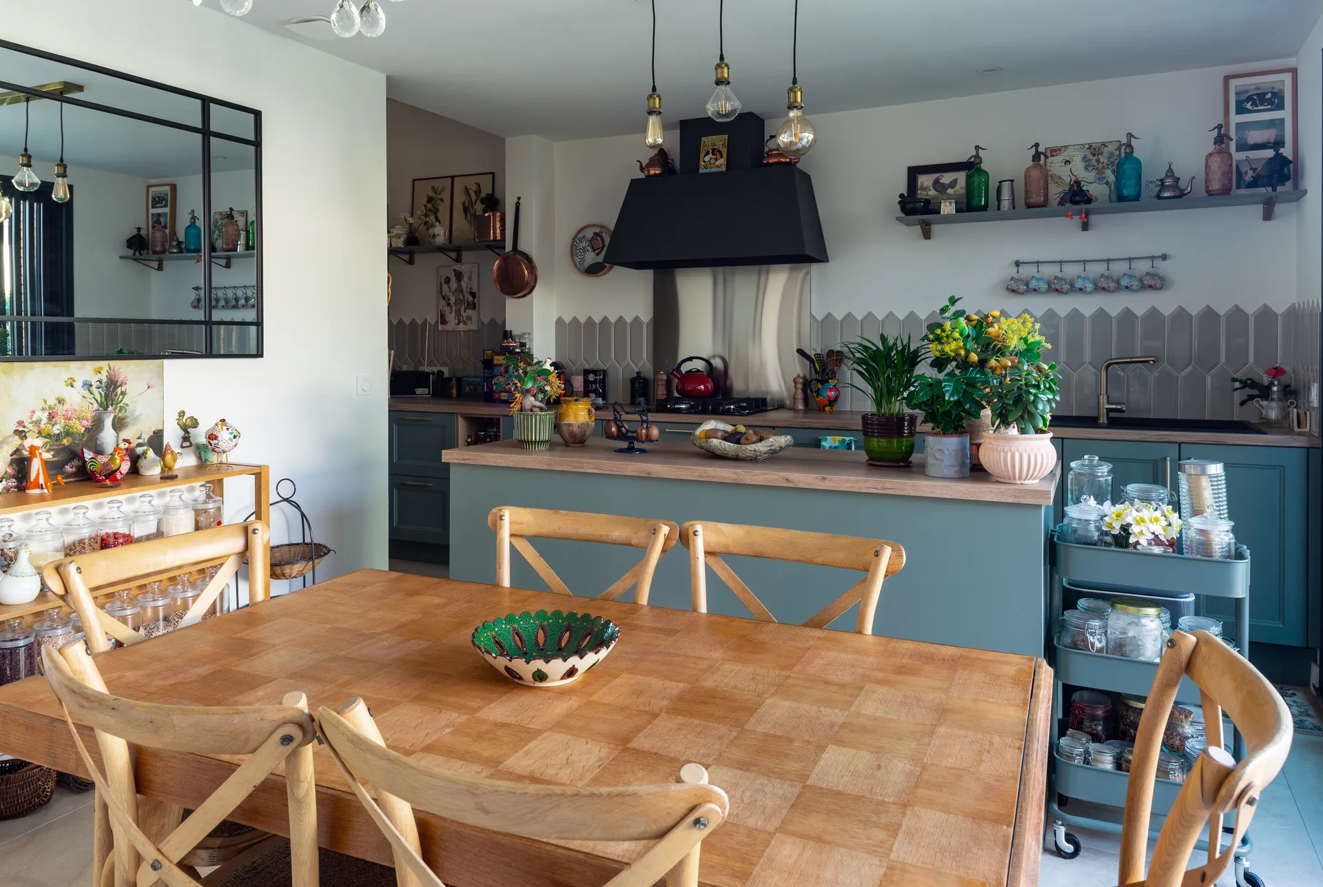 Espace de vie repensé par AKIKO ARCHITECTURE à Bègles — une salle à manger chaleureuse où mobilier sur-mesure, lumière naturelle et ouverture sur terrasse accentuent l’esprit contemporain de l’extension