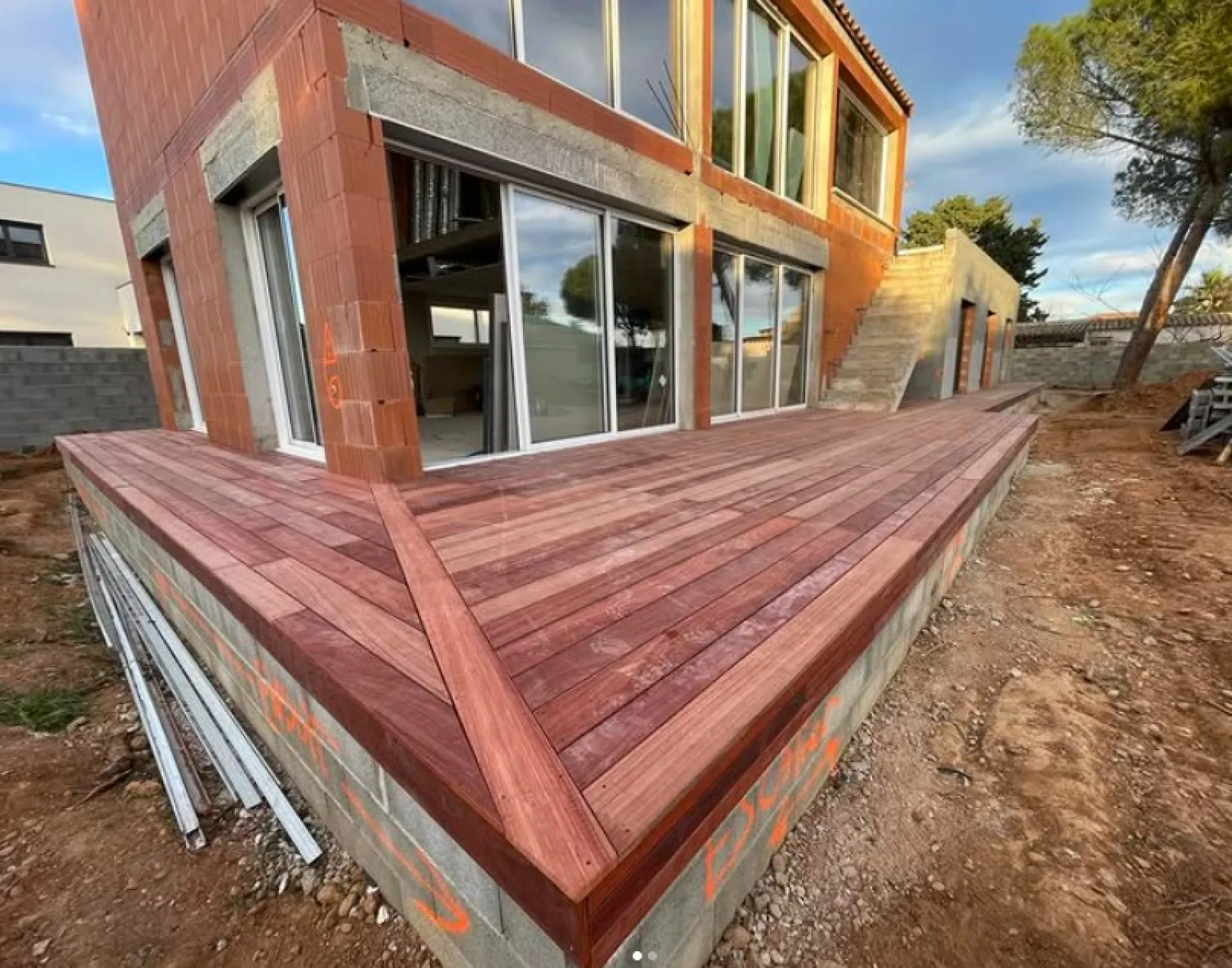 Réalisation d’une terrasse en bois exotique Padouk à Pérols : aménagement élégant, durable et sur mesure signé Les Jardins d’Ailleurs