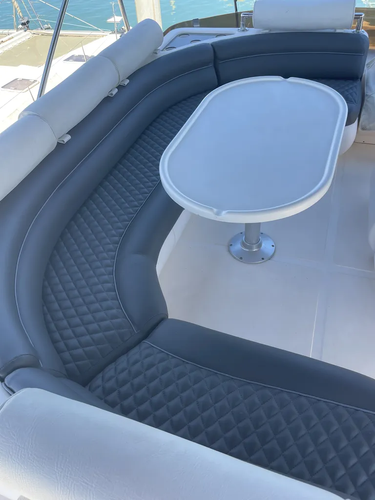 Rénovation de sellerie bateau près de Bordeaux avec banquettes en skaï nautique, capitonnage en losanges et finitions sur mesure.