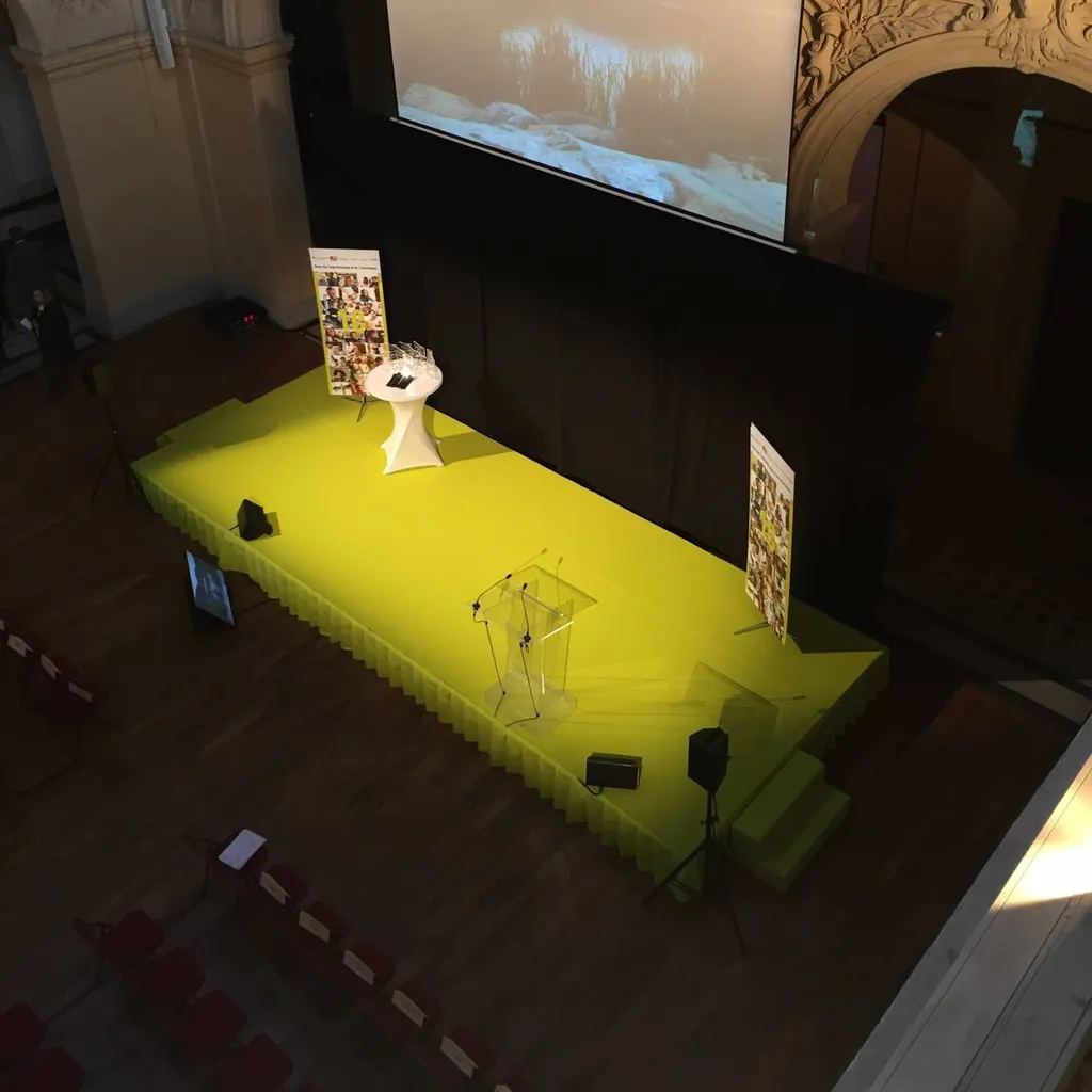 Pose de moquette de couleur pour scène à Lyon