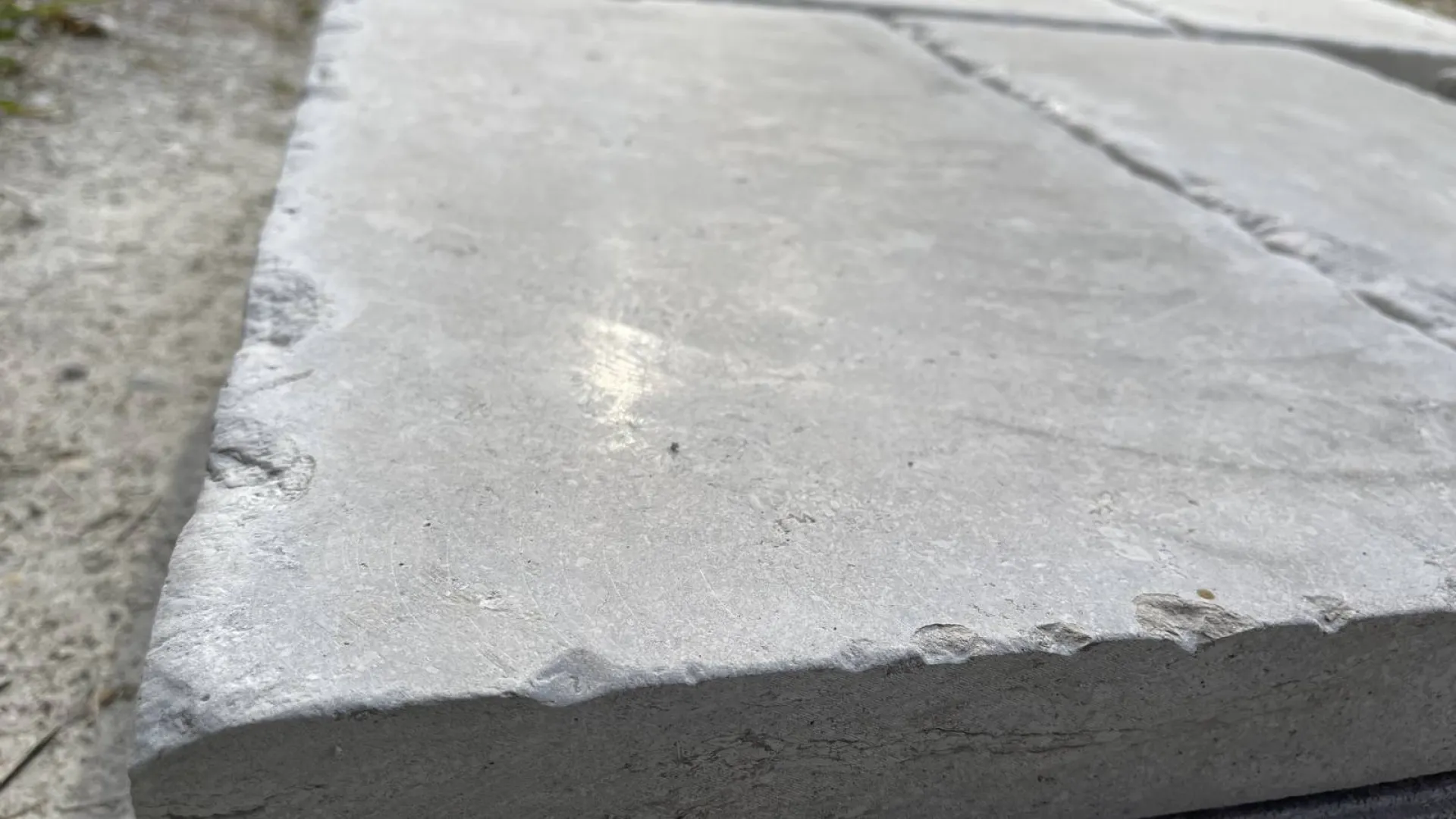 Pavé gris du Périgord, Pavé de Dordogne en pierre naturelle antique livraison Bordeaux et village Provence