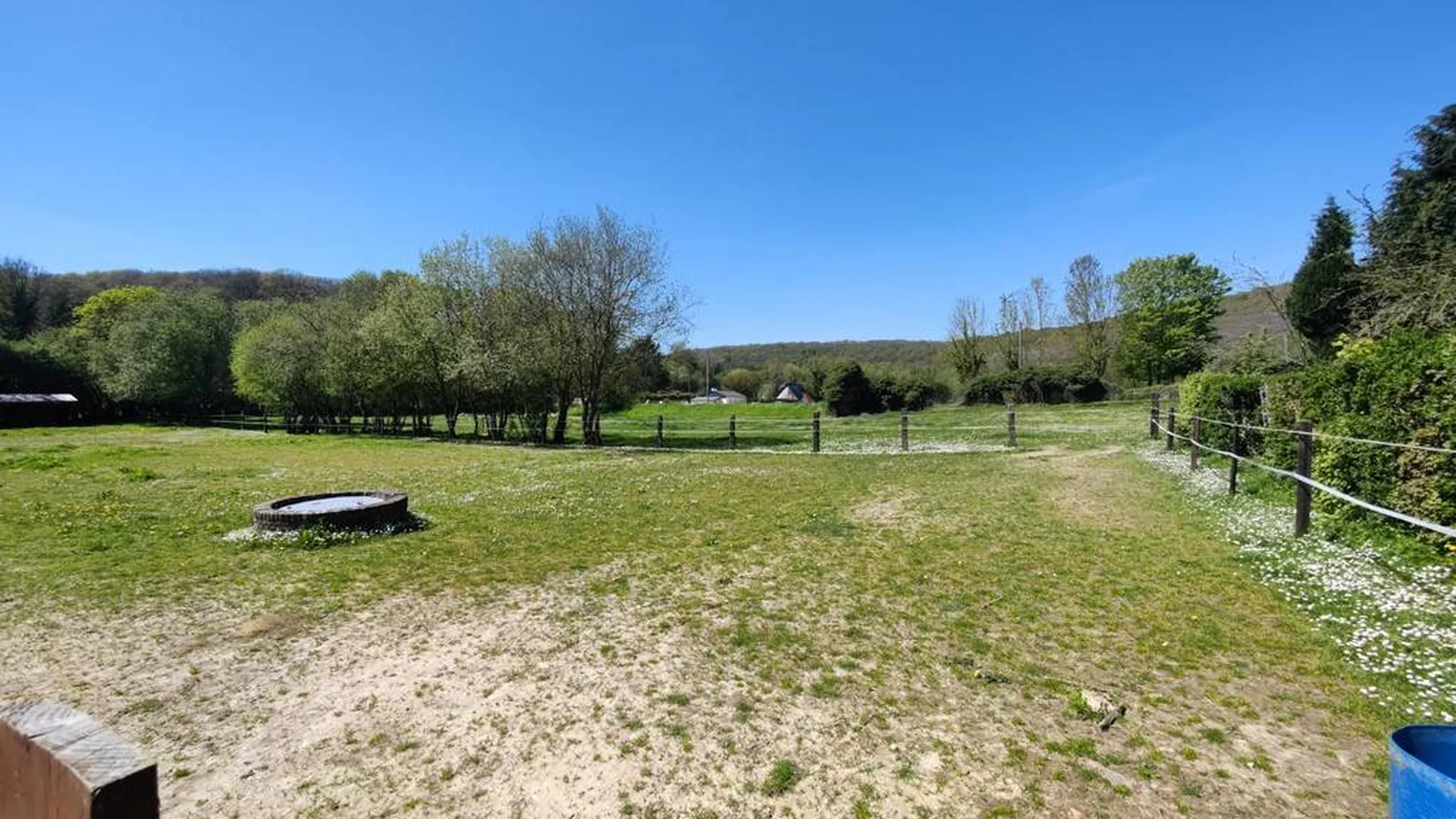 Charmant petit Haras sur 2.2 ha avec boxs, paddocks, manège, carrière et pâtures proche de la mer de Fecamp (76)
