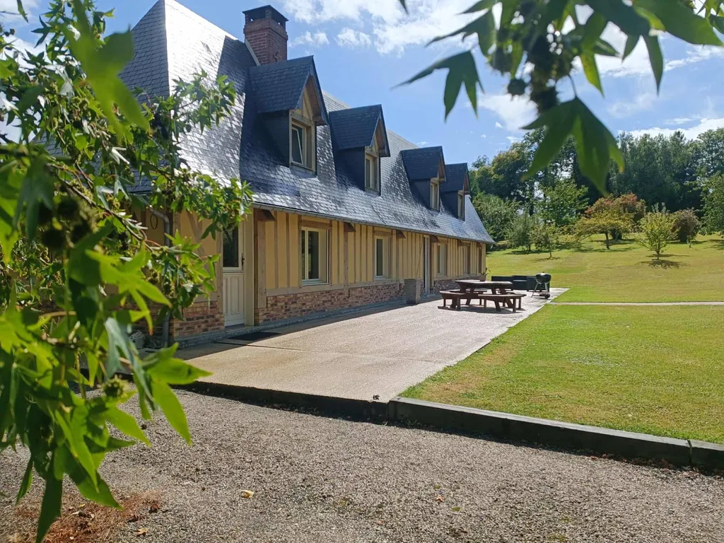 A vendre ensemble normand sur un terrain arboré et paysagé de presque 2 hectares entre Cormeilles et Pont-audemer