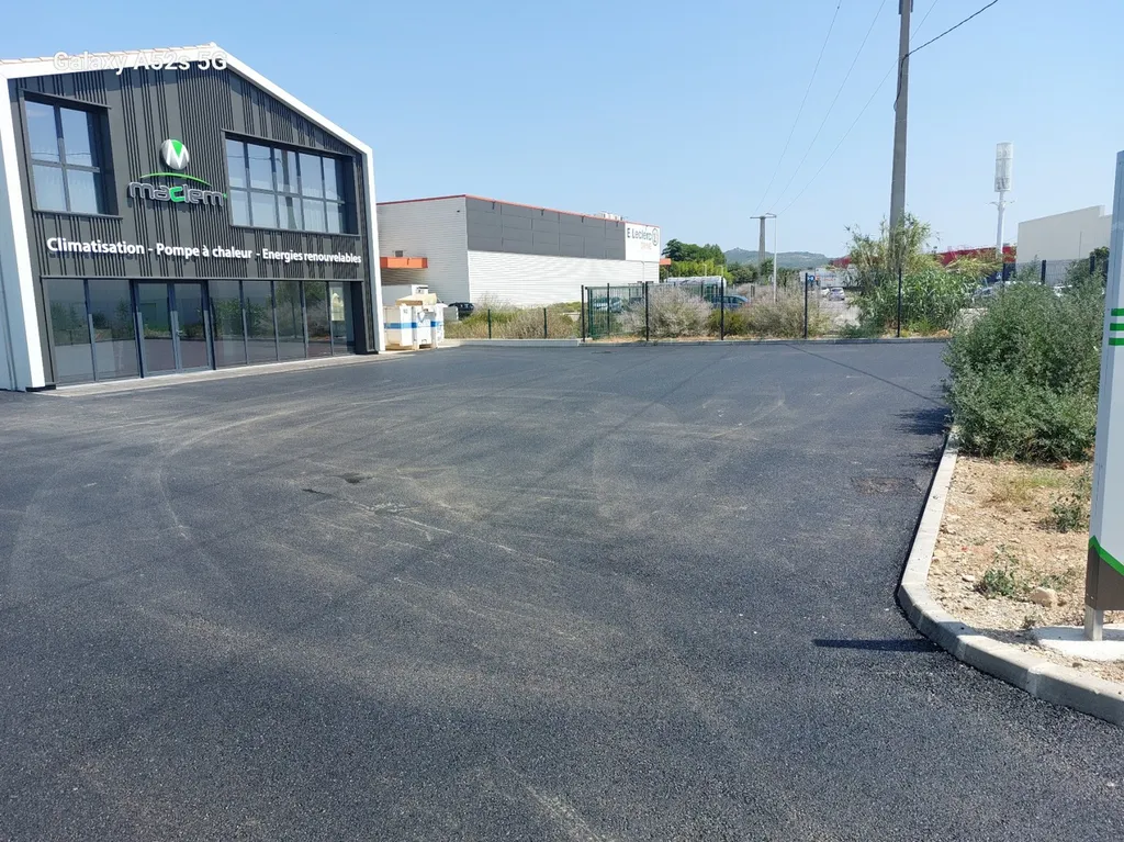 application d'enrobé de bitume noir sur un bâtiment commercial à  Salon de Provence dans les Bouches-du-Rhône. 