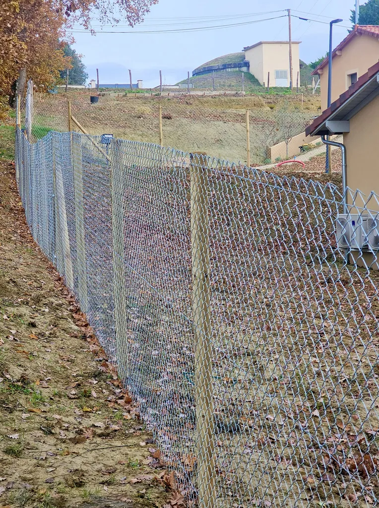 Réalisation et pose d'une clôture en grillage souple galvanisé avec pose de poteaux en bois traités autoclave chez un client à Bonrepos-Riquet en Haute Garonne