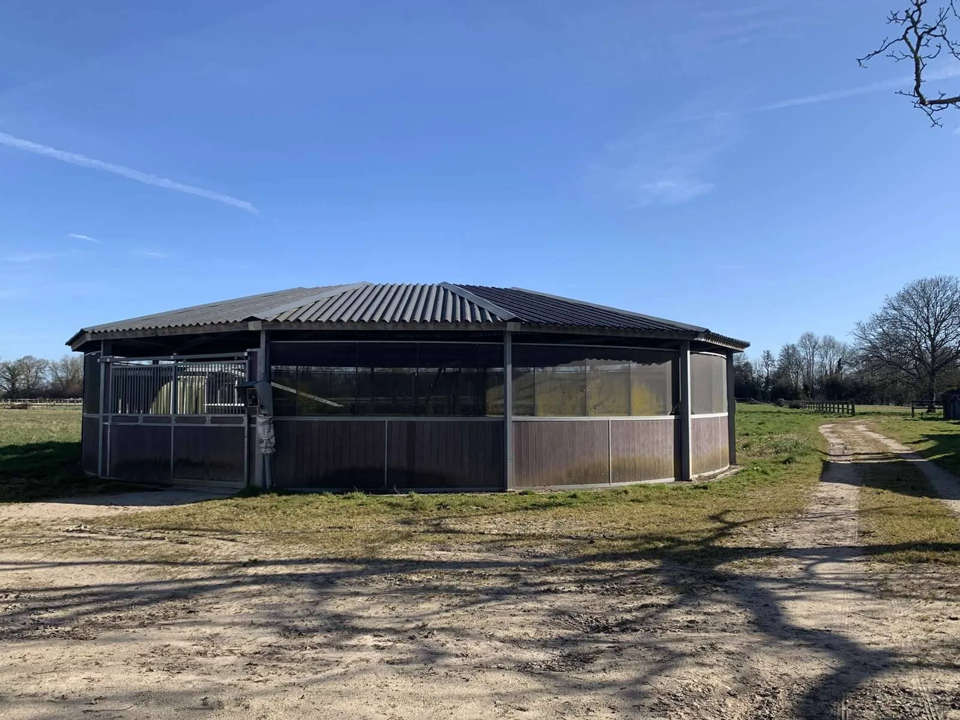 Entre VIMOUTIERS (61120) et ORBEC (14290), A VENDRE HARAS avec 39 ha