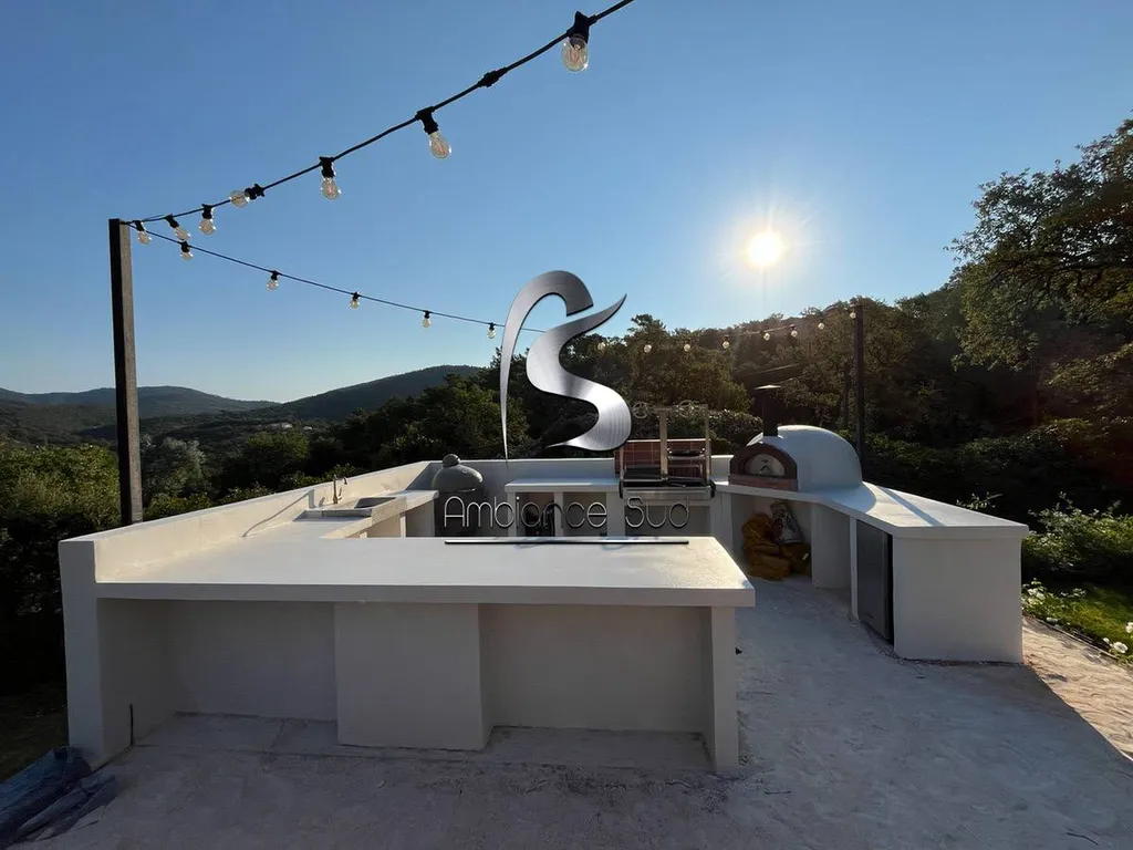 Cuisine d’été en béton ciré couleur blanc craie à Grimaud près de Saint Tropez