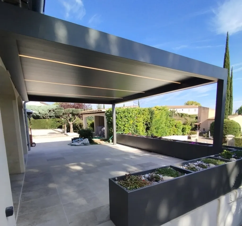 Installation d'une pergola bioclimatique avec store intégré 13