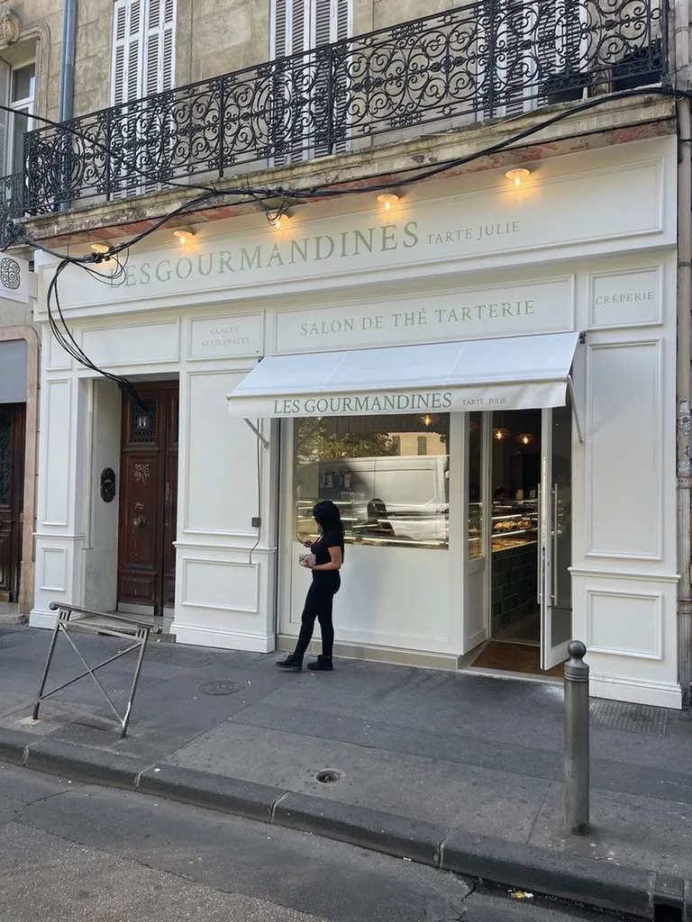 Créer une devanture en bois chaleureuse et artisanale pour sublimer votre salon de thé tarterie Les Gourmandines au Prado à Marseille