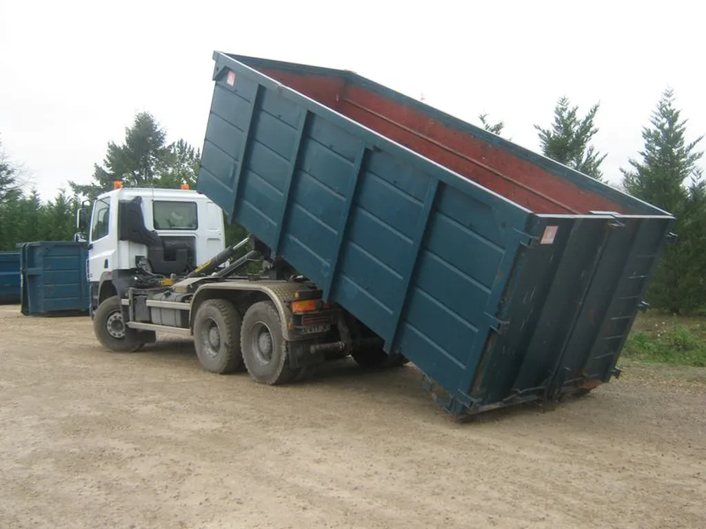 Besoin de débarasser vos déchets à Talais? Contactez-nous pour louer une benne 30m3 et évacuer les encombrants de branchages et haies.