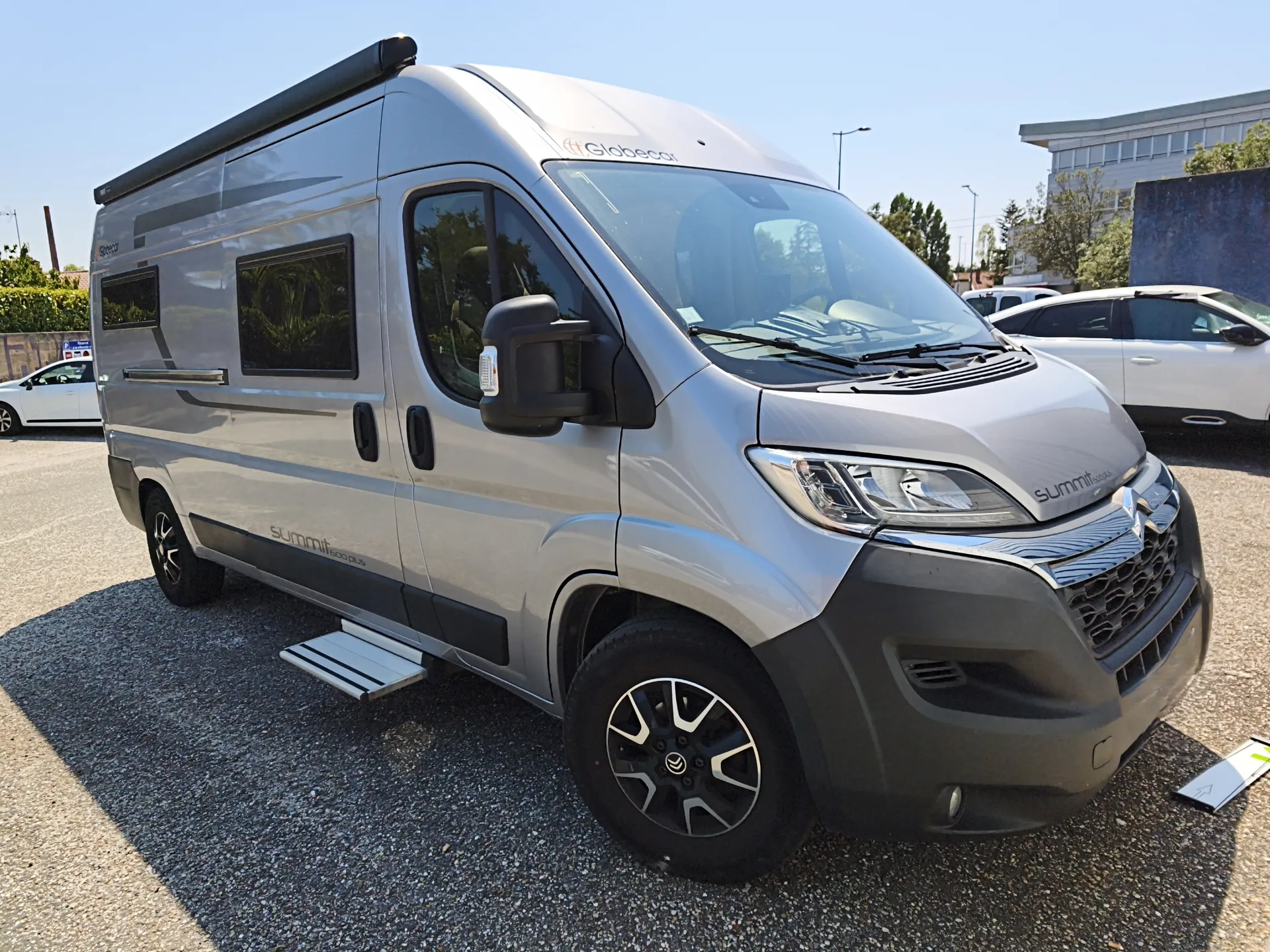 GlobeCar Summit 600 Plus d'occasion disponible près de Bordeaux (33), fourgon aménagé compact et entièrement équipé.