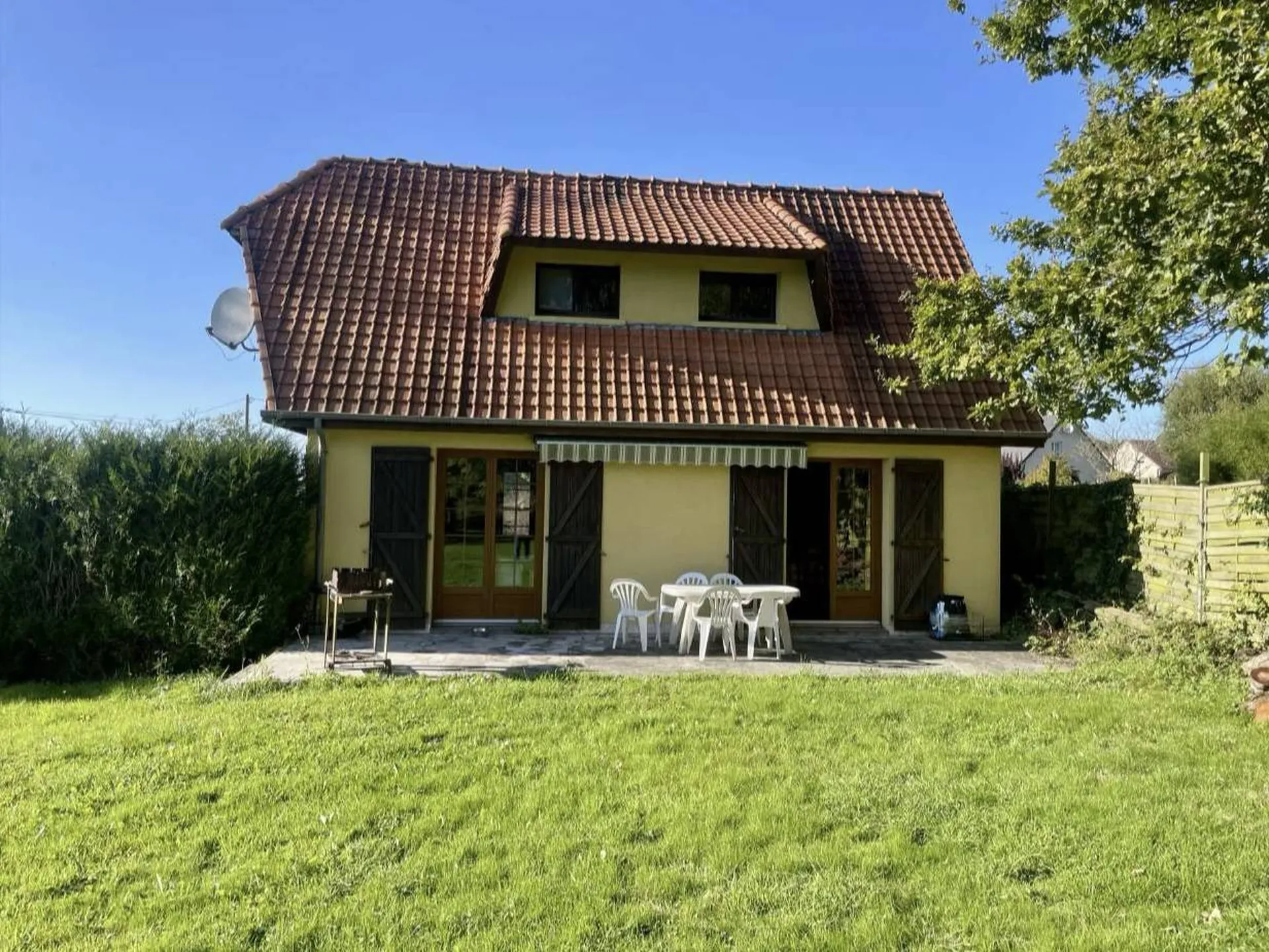 Maison en bordure de voie verte de 134m² avec Terrain de 1439m² – Plain-Pied et Potentiel d’Agrandissement dans un Cadre Paisible.