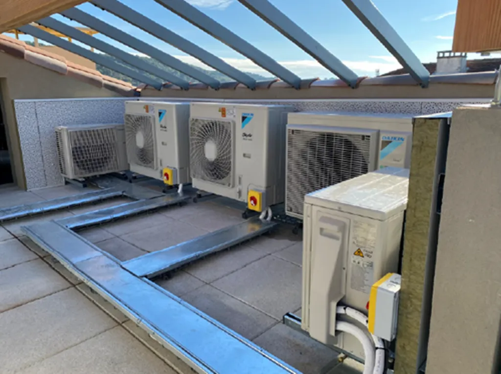 Installation de climatisation par pompes à chaleur Daikin pour une résidence neuve de 10 logements à Aix-en-Provence dans les Bouches-du-Rhône (13)