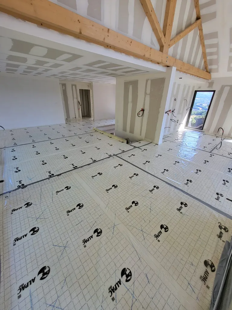 Isolation de plancher bas sous chape par projection sur 83m² de mousse polyuréthane référence 383 HFO de la marque Synthésia à Annecy proche Aix les Bains