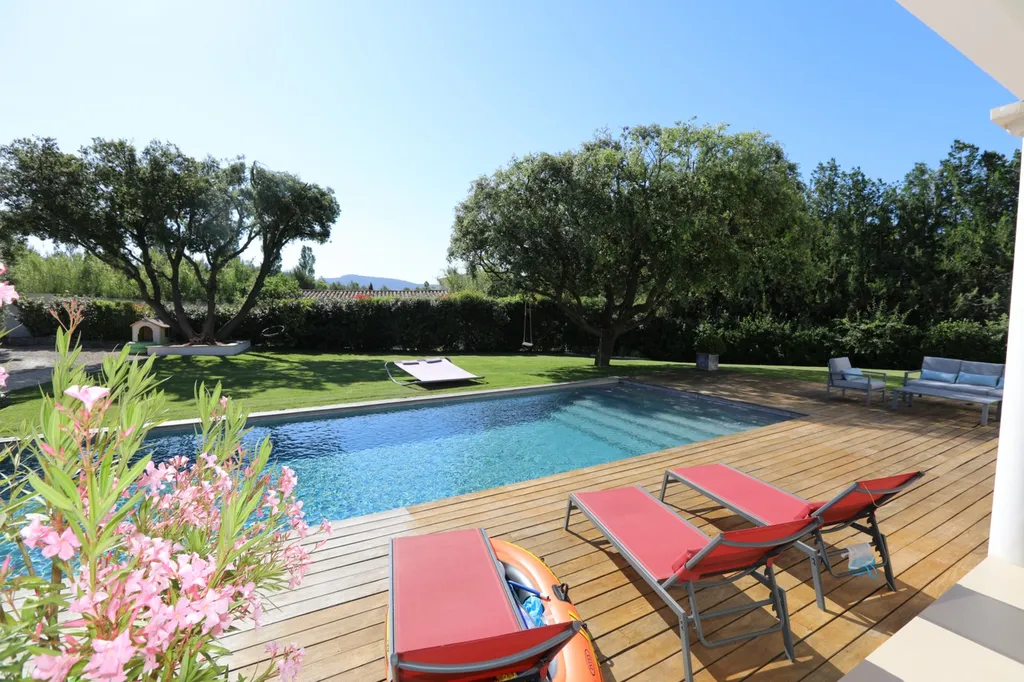 proche golf de Saumane, maison avec piscine sur terrain de 2000m²   