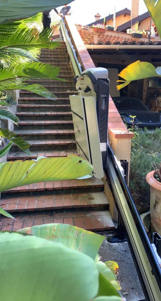 Installation d’une plateforme oblique VIMEC V64 sur un escalier droit : accessibilité et intégration parfaite dans un environnement paysager
