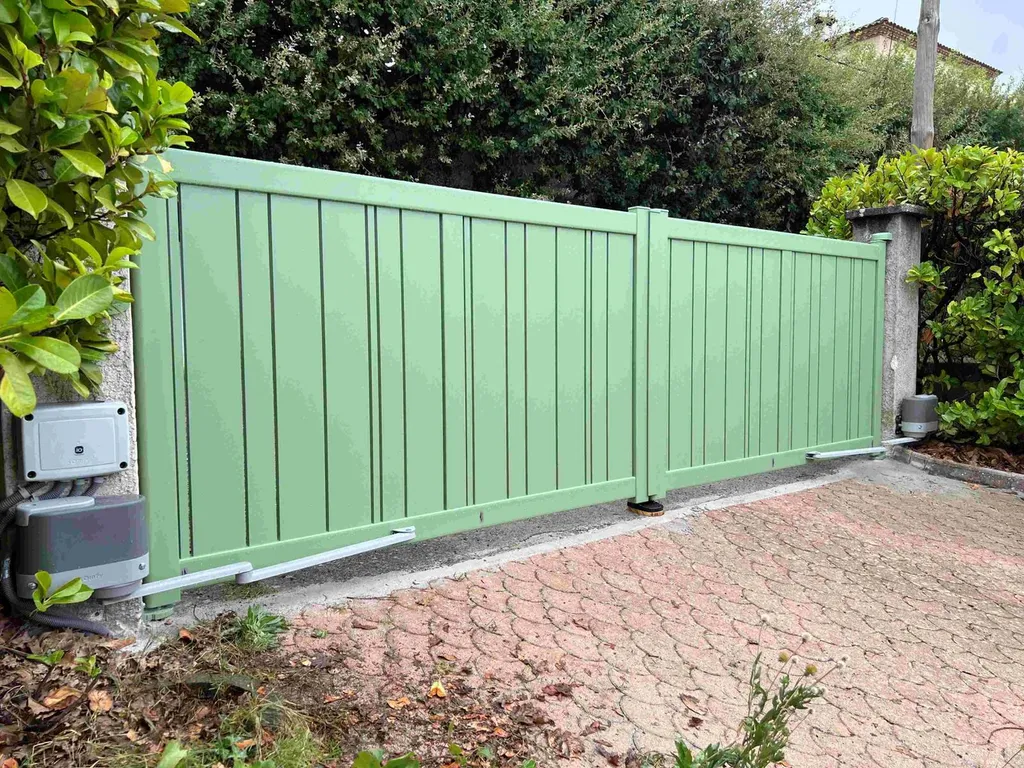 Pose d'un portail et portillon en aluminium sur mesure à Pierrevert