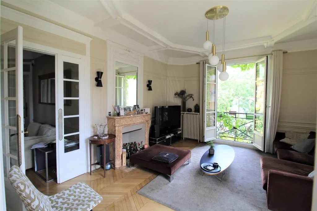 A vendre magnifique appartement 5 pièces 3 chambres avec ses pièces de vie et son charme de l'ancien à Paris 75015