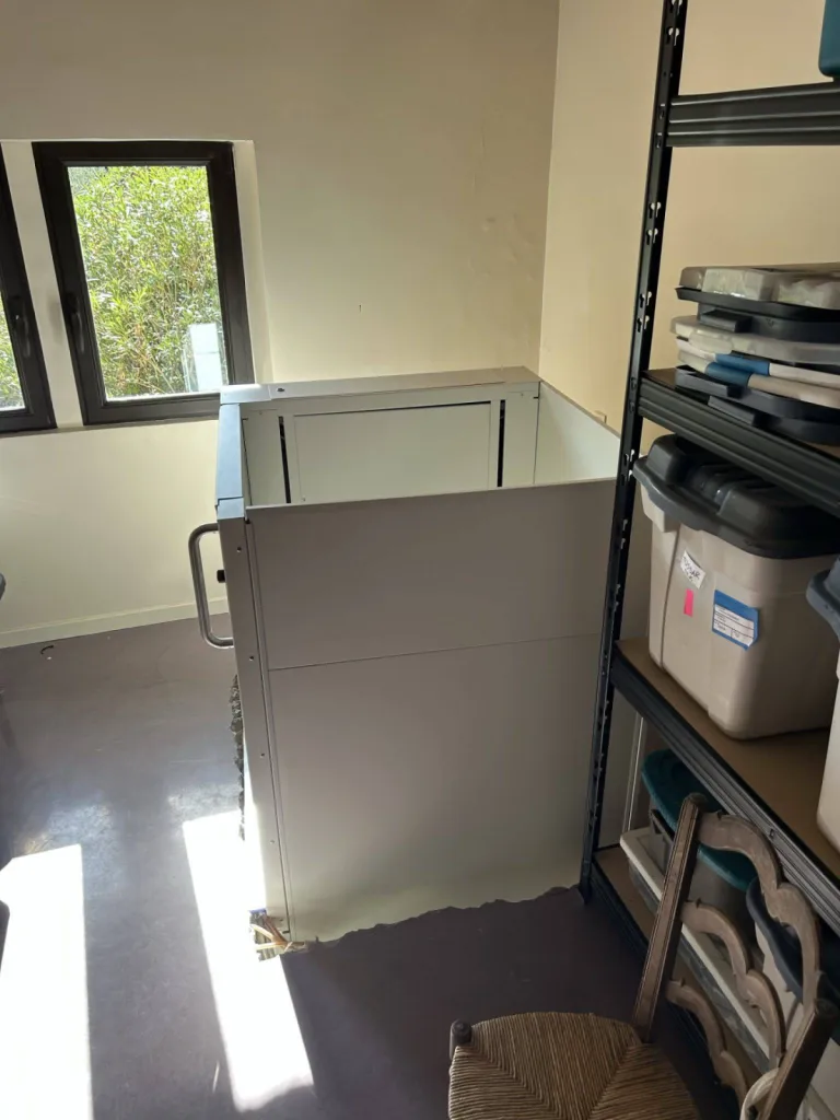 L'arrivée à l'étage, se fait avec un portillon de 1100 mm de hauteur,  du fait de l'élévation < à 3 mètres  avec cet élévateur Namilift PL400 près de Cavaillon